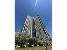 【東京都/江東区豊洲】スカイズタワー＆ガーデン 外観：地上45階建免震・制震構造大規模タワーマンション。東京メトロ有楽町線「豊洲」駅徒歩12分の立地です。