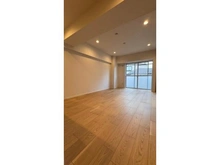 【神奈川県/川崎市幸区下平間】下平間サンハイツ 南東向きバルコニーに面するLDKは約12.7帖。お手入れしやすい全居室フローリング仕様です。