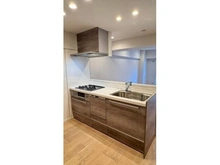 【神奈川県/川崎市幸区下平間】下平間サンハイツ 家事の時短が叶う食器洗乾燥機、同時調理が可能なグリル付き三口コンロ搭載の対面式システムキッチンです。