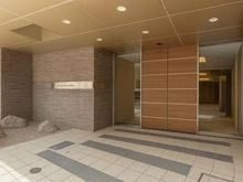 【神奈川県/横浜市鶴見区岸谷】ザ・パークハウス横浜岸谷 上質な印象のエントランス。三菱地所コミュニティによる日勤管理で、共用部は手入れが行き届いています。