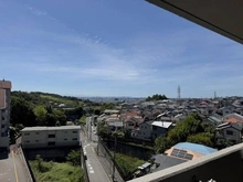 【大阪府/高槻市真上町】藤和コアティ高槻ハイタウンコアB棟 外観：5階部分・南向き住戸につき、陽当り・通風・眺望、共に良好。晴れた日には、気持ちの良い青空が望めます。
