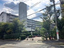 【大阪府/高槻市真上町】藤和コアティ高槻ハイタウンコアB棟 周辺には生活利便施設が充実、ご家族皆さまにとって暮らしやすい住環境です。お気軽にお問合せください。