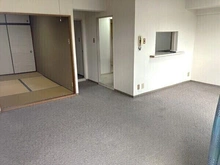 【大阪府/高槻市真上町】藤和コアティ高槻ハイタウンコアB棟 LDには和室約6帖が隣接、開放すると合計19帖超の広々空間に。ライフスタイルに合わせて活用できます。