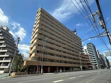 【東京都/品川区南品川】ライオンズマンション南品川 外観：京浜急行本線「青物横丁」駅徒歩2分で通勤やお出かけに便利なロケーション。地上12階建の3階部分。
