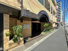 【東京都/品川区南品川】ライオンズマンション南品川 エントランス前は見通しの良い平坦な道路で、歩道があり安全に通行できます。植栽が彩られています。