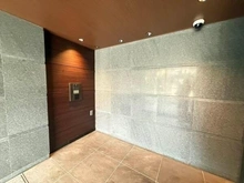 【東京都/品川区大井】パークホームズ品川大井 入口から洗練されたデザインが採用されています。防犯面に配慮されたダブルオートロック仕様です。