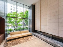 【東京都/品川区東大井】ピアース大井仙台坂 陽光と植栽の緑が覗く開放的なロビー。ソファがあり、タクシーの迎車待ちや来客対応にご利用いただけます。