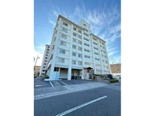 【東京都/中野区松が丘】パシフィック松が丘 外観：西武新宿線「新井薬師前」駅、「沼袋」駅まで徒歩8分。徒歩圏内に学校やスーパーが揃う、便利な立地です。