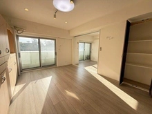 【東京都/中野区松が丘】パシフィック松が丘 リフォーム前のLDK写真(※東側の収納は撤去予定)。約14.6帖のLDKは南向きにつき、陽当り良好。