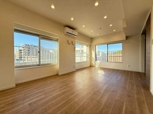 【東京都/中野区松が丘】パシフィック松が丘 約10.5帖の広々とした洋室。2面採光設計につき、明るい室内です。エアコン付きで、快適に過ごせます。