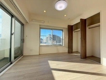 【東京都/中野区松が丘】パシフィック松が丘 バルコニーに面した約5.2帖の洋室。LDKに隣接しているので、戸の開閉次第で様々なシーンで活用可能。