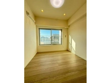 【東京都/中野区松が丘】パシフィック松が丘 約4帖の洋室です。洋室2部屋がLDKに隣接し、ご家族とのコミュニケーションが取りやすい間取りです。