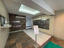 【東京都/中野区野方】中野ハイネスコーポ 管理会社による日勤管理体制やオートロックが採用されたマンションです。ペット飼育可(規約有り)。