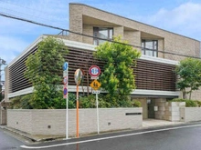 【東京都/中野区東中野】ブリリア東中野パークサイドヒルズ 外観：東京メトロ東西線「落合」駅徒歩5分他、複数路線が徒歩圏内の好立地です。地上8階建マンションです。