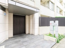【東京都/中野区新井】パークハウス中野アーバンス 三菱地所コミュニティによる日勤管理体制。上質感のあるエントランスが、住まう方やゲストを迎えます。
