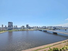【東京都/中央区晴海】ザ・パークハウス晴海タワーズティアロレジデンス ゆったりとした南向きのバルコニーからは、眼前に晴海運河が広がる贅沢な景色を望めます(天候による)。