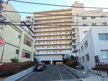 【東京都/渋谷区広尾】広尾マンション 外観：東京メトロ日比谷線「広尾」駅徒歩9分他、複数沿線利用可能な好立地。当該住戸は12階建の3階部分です。