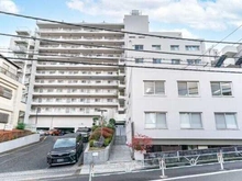【東京都/渋谷区広尾】広尾マンション 外観：JR山手線「恵比寿」駅徒歩10分・東京メトロ日比谷線「広尾」駅徒歩9分。都心へのアクセス良好な立地。