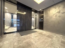 【東京都/新宿区筑土八幡町】ブランズ神楽坂 エントランスはダブルオートロックのため、後ろについて侵入しようとする共連れを防止するのに効果的です。