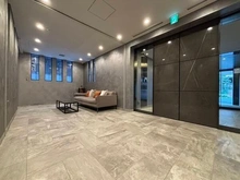 【東京都/新宿区筑土八幡町】ブランズ神楽坂 ロビーにはソファとテーブルが配され、ちょっとした来客応対やタクシーの迎車待ちにお使いいただけます。