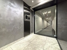 【東京都/新宿区筑土八幡町】ブランズ神楽坂 上品でスタイリッシュな雰囲気のロビーです。大切なペットと暮らせるマンションです(細則有り)。