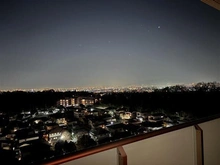 【大阪府/豊中市新千里西町】千里中央エアヒルズ 【バルコニーからの眺望】夜景前面に遮る建物が無く、開放感のある眺望です。