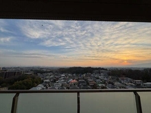 【大阪府/豊中市新千里西町】千里中央エアヒルズ 【バルコニーからの眺望】夕焼け前面に遮る建物が無く、開放感のある眺望です。