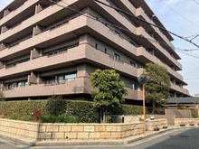 【大阪府/豊中市曽根西町】グランドメゾン豊中曽根 ジャパン豊中曽根店まで約530m、ローソンHA阪急曽根店まで約110m。買い物がしやすい住環境です。