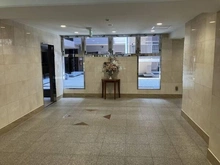 【大阪府/豊中市曽根西町】グランドメゾン豊中曽根 総戸数60戸のRC造マンション。管理会社による日勤管理が行われ、手入れの行き届いたロビーです。