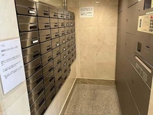 【大阪府/豊中市曽根西町】グランドメゾン豊中曽根 不在時の荷物の受け取りに便利な宅配ボックスが備わっています。宅配時間を気にせずに外出できます。