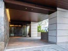 【東京都/練馬区石神井町】ザ・パークハウス石神井公園テラス 風除室へつながるエントランス部分