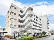 【東京都/練馬区石神井台】コンフォール石神井 外観：RC造地上6階建1階部分。南東向き・角住戸。西武池袋線「大泉学園」駅まで徒歩13分の立地です。