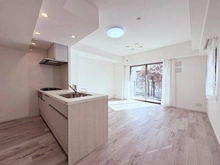 【東京都/台東区池之端】ザ・パークハウス池之端 LDK約15.2帖。南・西角住戸のため、陽当り・通風良好です。掃出し窓からバルコニーに出入り可能。