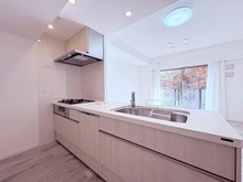 【東京都/台東区池之端】ザ・パークハウス池之端 ご家族とお話しをしながらお料理ができる対面式キッチンです。家事の時短が叶う食器洗乾燥機付きです。