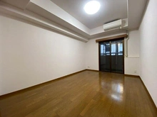 【東京都/台東区雷門】ファミール浅草雷門 洋室約8.4帖。正方形に近い間取りでデッドスペースがなく、開放的な空間となっています。