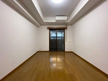 【東京都/台東区雷門】ファミール浅草雷門 洋室約8.4帖。室内状況良好。空室のため、即入居可能です（残代金決済後引渡し）