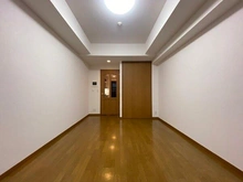 【東京都/台東区雷門】ファミール浅草雷門 洋室約8.4帖。天井高は最大2500mm以上、折天井で開放的な室内。