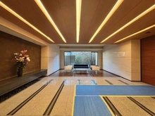 【東京都/荒川区東日暮里】コスモ日暮里シティフォルム 石敷きのフロアに木の持つ柔らかさと温かみを融合させた空間のエントランスホールとなります