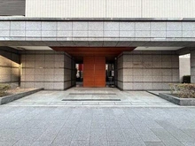 【東京都/荒川区東日暮里】コスモ日暮里シティフォルム 広がりを感じる石のウォールと温かみのある木の扉が、モダンでありながら優しさあふれる雰囲気で出迎えます