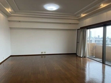 【大阪府/大阪市大正区三軒家東】朝日プラザヴェルデュール大正三軒家 ソファやダイニングセットを配してもゆとりがあるLD。南側に大きな窓が設けられ、眺望・通風良好です。