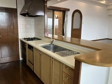 【大阪府/大阪市大正区三軒家東】朝日プラザヴェルデュール大正三軒家 食器洗乾燥機が搭載されたキッチン。キッチンから直接洗面所に行き来でき、家事がしやすい間取りです。