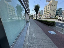 【大阪府/大阪市阿倍野区昭和町】ザ・パークハウス阿倍野昭和町 名工建設施工のマンションです。エントランス前には歩道が整備されており安全に通行できそうです。