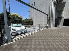 【大阪府/大阪市阿倍野区昭和町】ザ・パークハウス阿倍野昭和町 敷地内平面駐車場の様子です。共用部は重厚感のあるデザインで統一され、建物全体に一体感があります。