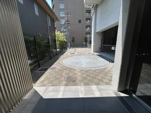 【大阪府/大阪市阿倍野区昭和町】ザ・パークハウス阿倍野昭和町 敷地内にはバイク置き場もございます。共用部は整然と保たれており、管理状態の良さが伺えます。
