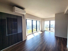 【大阪府/大阪市天王寺区茶臼山町】シティタワー天王寺 LDKはゆとりある約23.6帖の広さ。南・西2面に大きな窓が配された、明るく開放的な空間です。