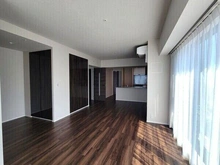 【大阪府/大阪市天王寺区茶臼山町】シティタワー天王寺 ダークカラーの建具や床材が採用されており、落ち着いた印象の内装。こだわりの家具も引き立ちそうです。