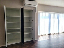 【大阪府/大阪市天王寺区茶臼山町】シティタワー天王寺 LDK内に複数の収納が設けられています。掃除用具や常備薬、ご家族共有の文具などを分けて収納できます。