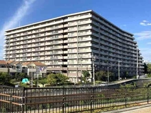 【大阪府/堺市北区常磐町】ファインデイズ北花田 外観：JR阪和線「浅香」駅徒歩5分。2沿線利用可能なため、公共交通機関を使っての移動に便利な立地です。