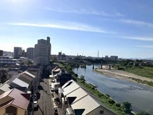 【大阪府/堺市北区常磐町】ファインデイズ北花田 バルコニーからの眺望。視界を遮る建物がないため、大和川や遠くの街並みまで望めます(天候による)。