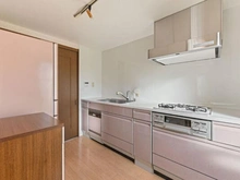 【愛知県/名古屋市千種区日岡町】日岡町パークハウス 優しい色合いの壁付けタイプのキッチンです。収納は引出し式のため、奥のものも取り出しやすいです。